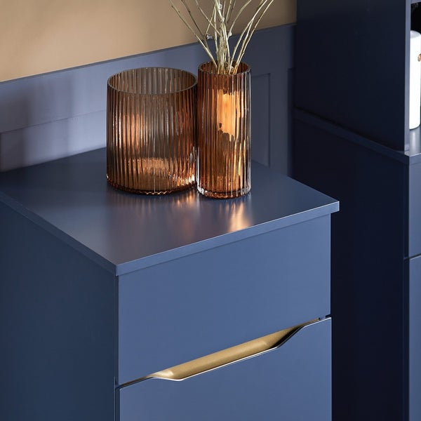 Blauer Badezimmerschrank mit zwei Glasvasen