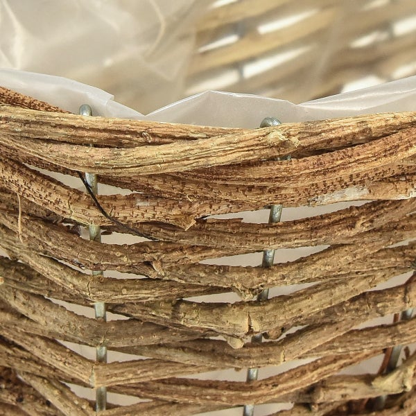 Detailansicht eines geflochtenen Korbes aus Zweigen