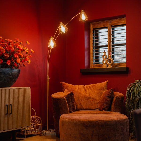 Leseecke mit Sessel, Stehlampe und Beistellschrank im Wohnzimmer