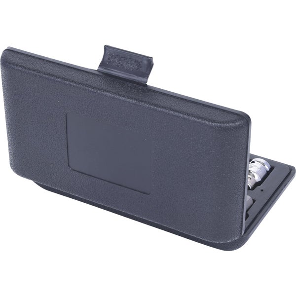 Werkzeugsatz zur Motorreparatur in geöffnetem blauen Koffer