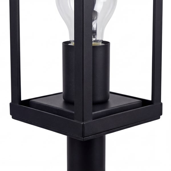 Detail einer schwarzen Außenleuchte in Laternenform mit quadratischem Metallrahmen und klarer Glühbirne.