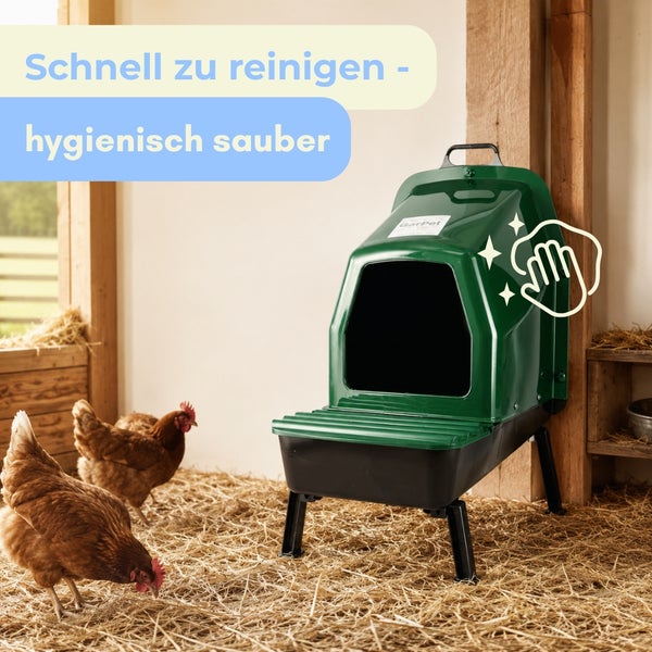 Grünes Legenest aus Kunststoff in einem hellen Hühnerstall mit Stroh und Hühnern, pflegeleichte Oberfläche für schnelle Reinigung.