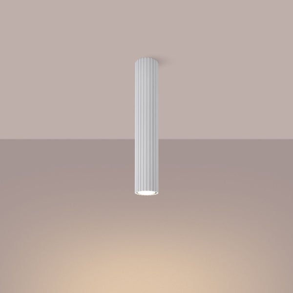 Weiße Deckenleuchte mit geriffeltem Design an der Decke montiert