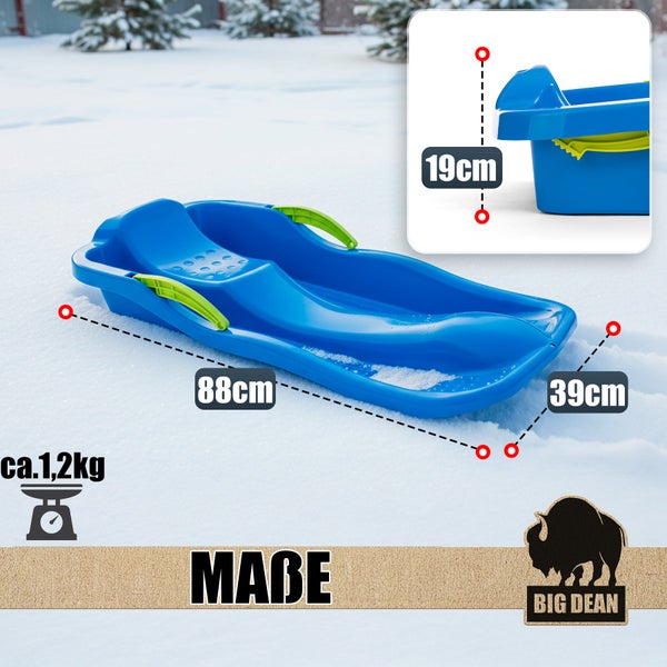 Kind zieht einen blauen Kunststoffschlitten mit Zugseil durch eine verschneite Waldlandschaft im Winter.