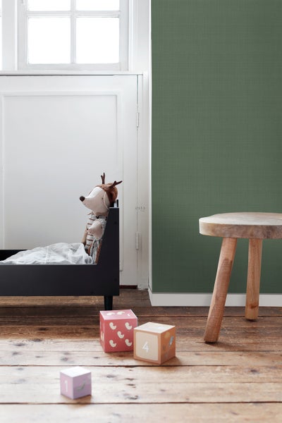 Kinderzimmer mit Bett, Spielzeugwürfeln und Hocker