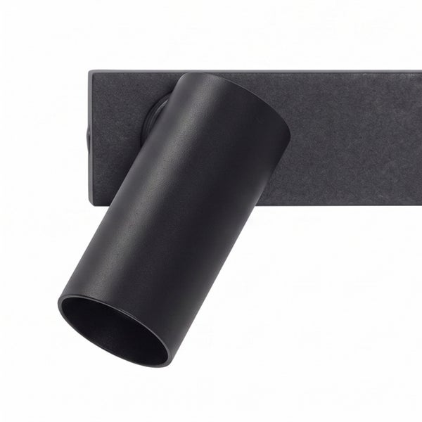 Ein einzelner zylinderförmiger Wandstrahler aus Metall mit verstellbarem Leuchtenkopf zur direkten Beleuchtung.
