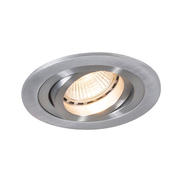 Runder Einbaustrahler aus gebürstetem Metall, schwenkbar, mit eingeschaltetem Leuchtmittel.