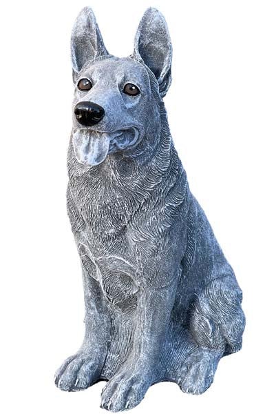 Gartenfigur in Form eines sitzenden Deutschen Schäferhundes aus Steinguss für die Gartendekoration.