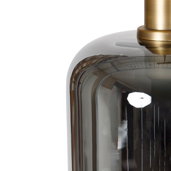 Detailaufnahme einer Tischleuchte mit Glasfuß und Metallsockel