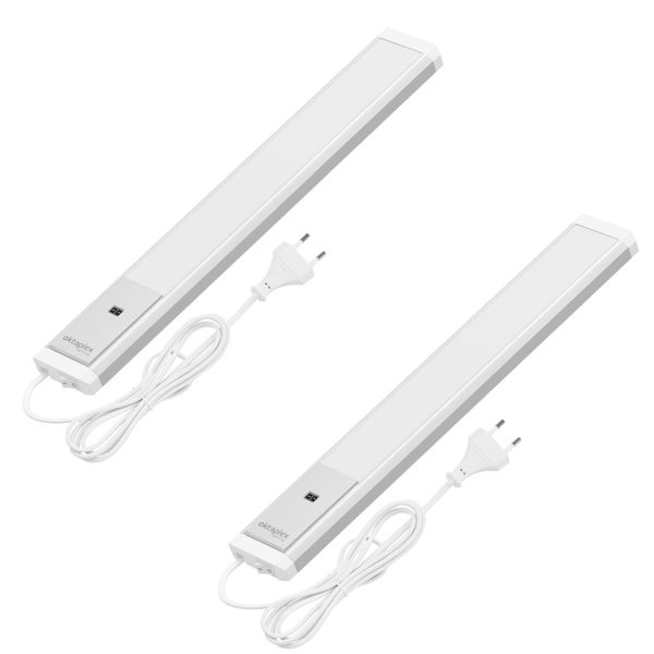 Zwei LED-Unterbauleuchten in Weiß mit Netzkabel und Stecker von Oktaplex Lighting.