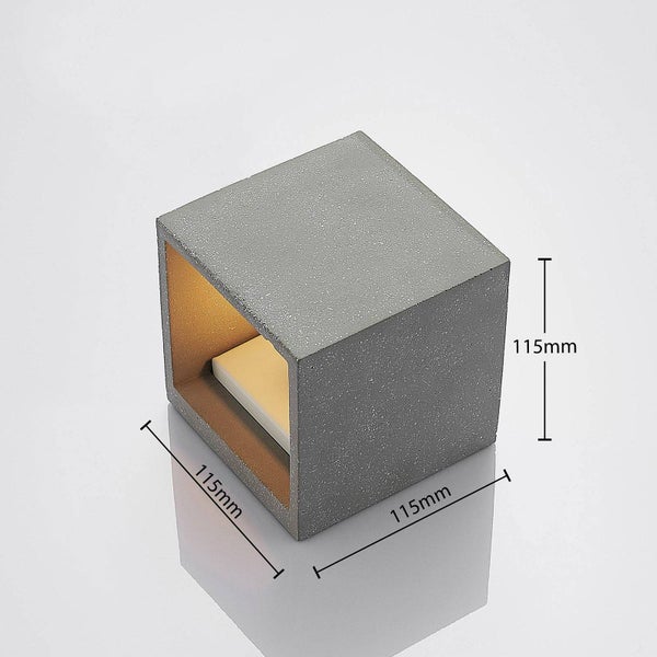 Würfelförmige Wandleuchte aus grauem Beton mit Maßen von 115 Millimetern in Höhe, Breite und Tiefe.