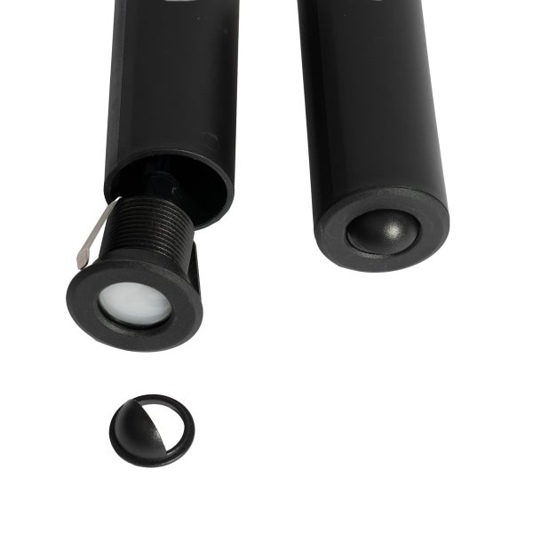 Schwarze LED-Außenleuchte, Detailansicht von Gehäuse, Einbaustrahler und Abdeckkappe.