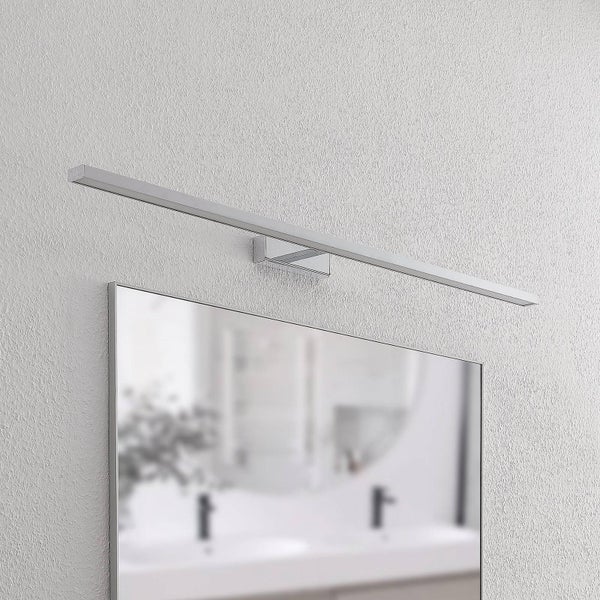Moderne LED-Spiegelleuchte in Chrom-Optik über einem Badezimmerspiegel an der Wand montiert.