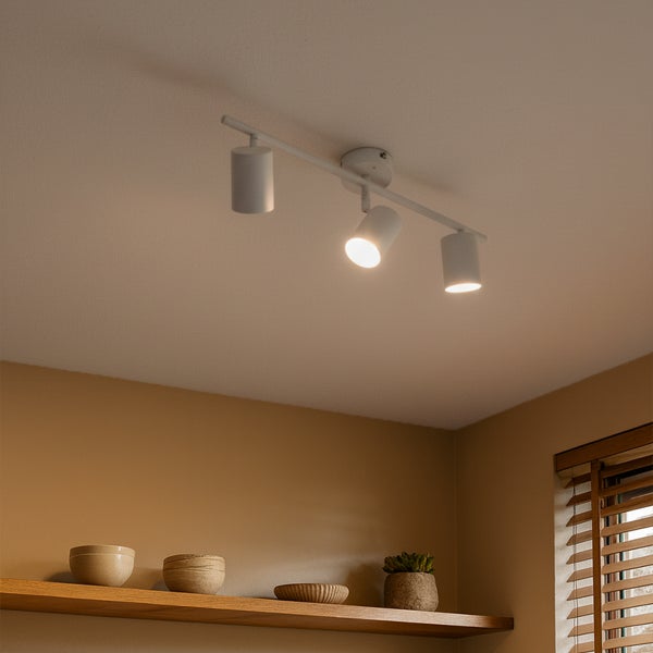 Deckenleuchte mit drei Strahlern im Wohnzimmer