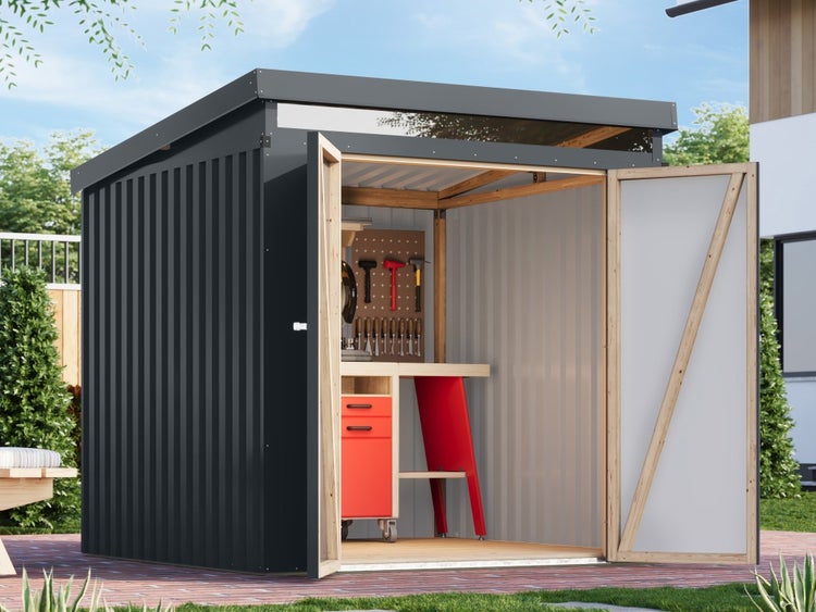 Gerätehaus aus Metall mit Pultdach und weit geöffneten Doppeltüren aus Holz, Maße circa 207 mal 209 mal 213 Zentimeter.