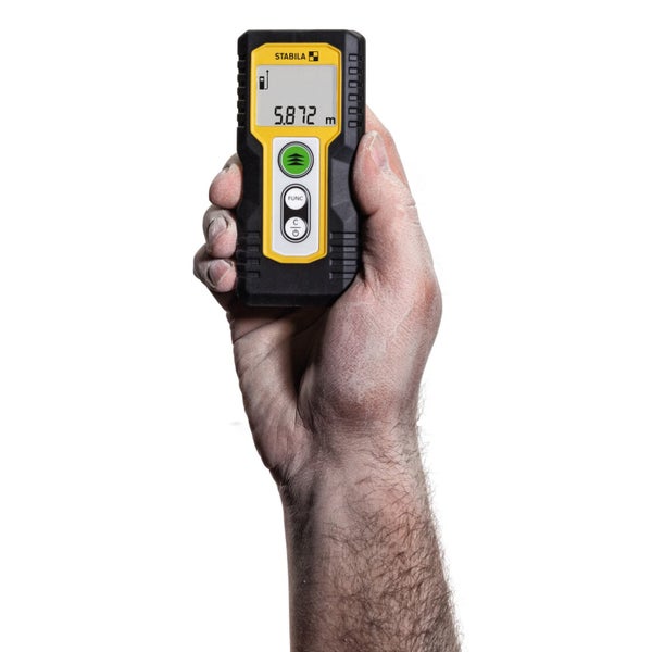 Eine Hand hält ein digitales Entfernungsmessgerät von Stabila