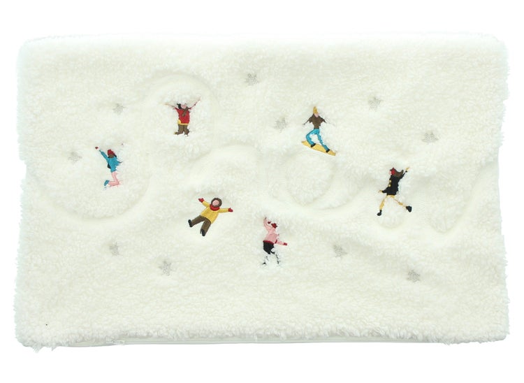 Weiches Kissen mit Wintermotiv und Stickereien von spielenden Figuren