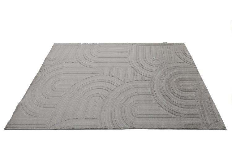 Rechteckiger Teppich mit geometrischem Reliefmuster in Linien- und Bogenform.