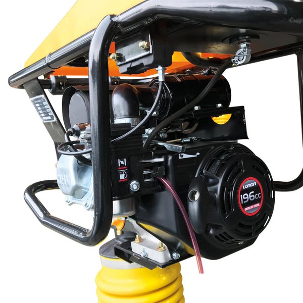 Detailansicht eines Stampfers mit Verbrennungsmotor