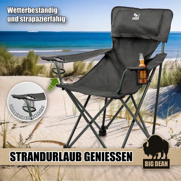 Faltbarer Campingstuhl mit Getränkehalter vor Strandkulisse