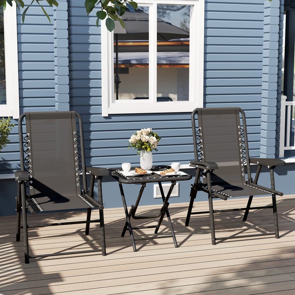 Gartenmöbel-Set bestehend aus zwei Klappsesseln mit Textilbespannung und einem Klapptisch auf einer Holzterrasse vor einem Haus mit blauer Fassade.
