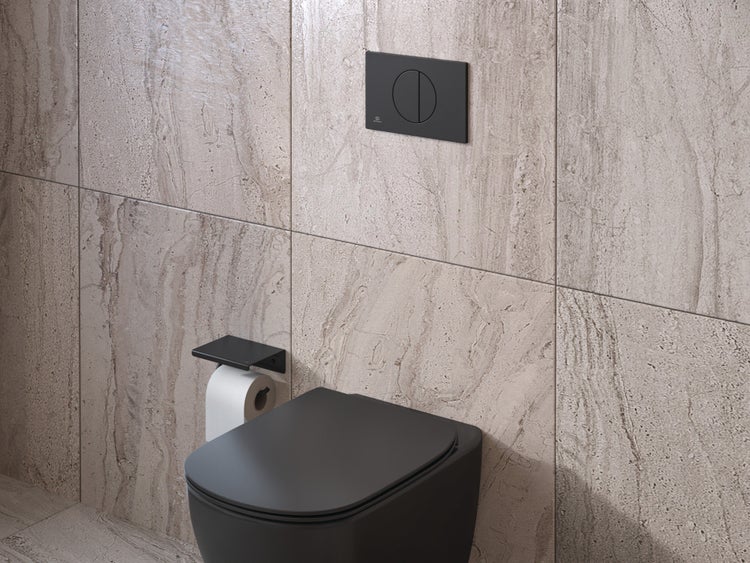 Wandhängendes WC mit Betätigungsplatte und Toilettenpapierhalter im Badezimmer