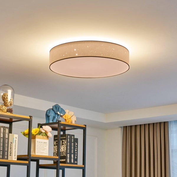 Runde Deckenleuchte mit Stoffschirm und Sterneneffekt an der Decke in einem modern eingerichteten Raum.