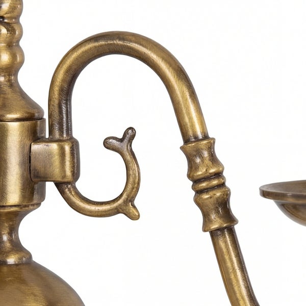 Detailaufnahme eines Messing-Kerzenständers