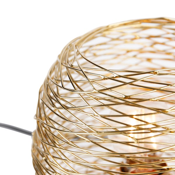Detailansicht einer goldenen Drahtleuchte