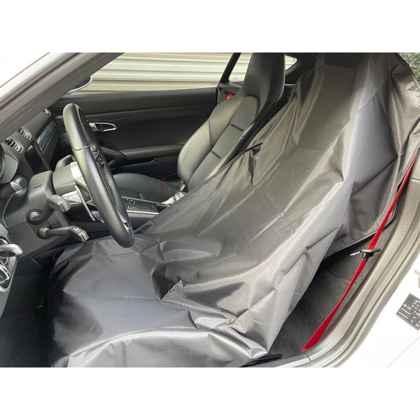 Autoinnenraum mit montierter Autositzabdeckung