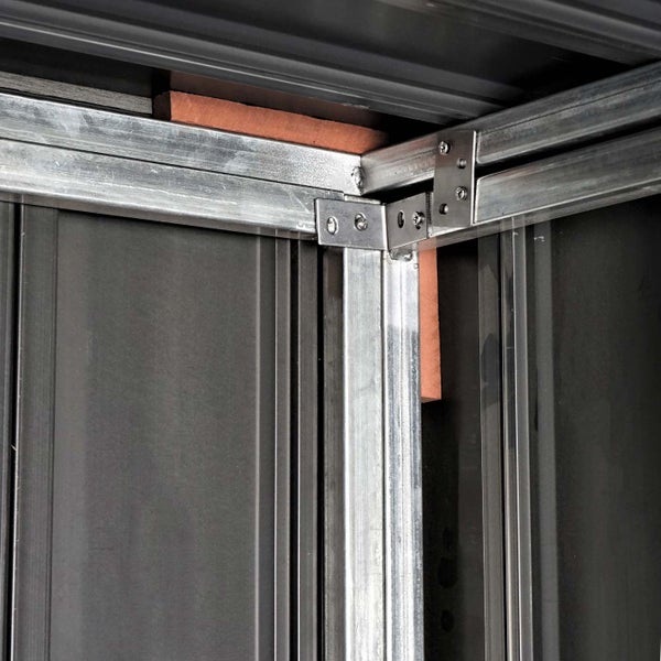 Eckdetail einer Metallkonstruktion mit Verbindungselementen