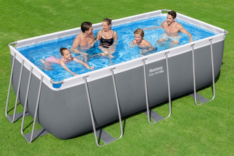 Bestway Steel Pro Max Aufstellpool, rechteckig, grau, mit Stahlrahmen, Familie beim Baden im Garten auf einer Rasenfläche.