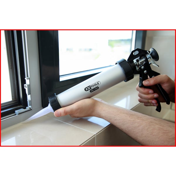 Eine Person verwendet eine KS Tools Kartuschenpresse, um eine Fuge am Fensterrahmen mit Dichtstoff zu versiegeln.
