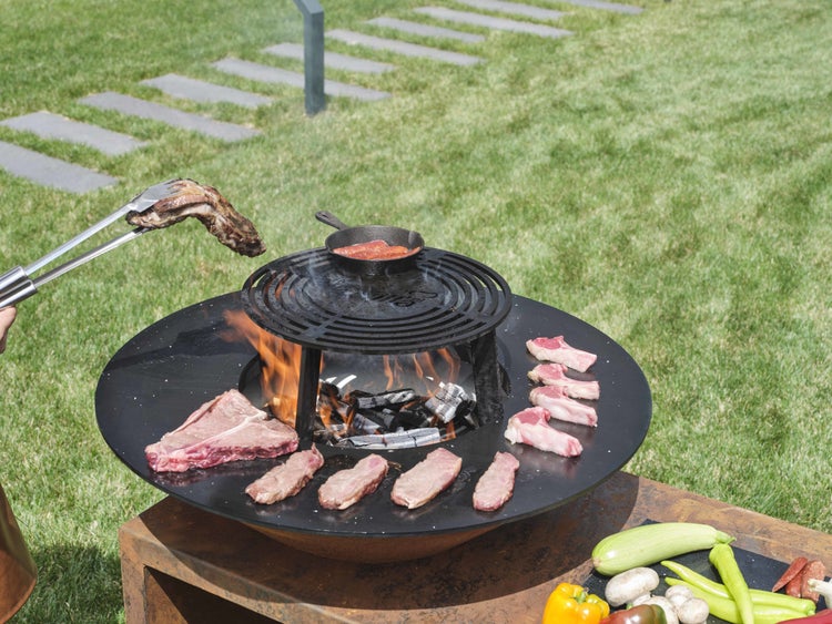 The Favilla  FLAME CORTEN Feuerschale mit Grillring – Outdoor Grill mit Holzlager & Grillrost – Feuerstelle Cortenstahl mit Abdeckhaube & Kochschürze – Ø 85 cm Grillplatte