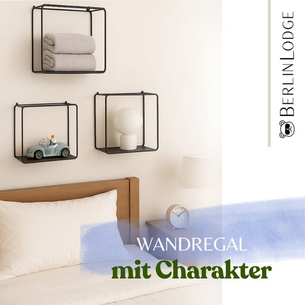 Drei quadratische Wandregale aus Metall in hellem Schlafzimmer über einem Bett mit Holzkopfteil. Berlin Lodge Logo.