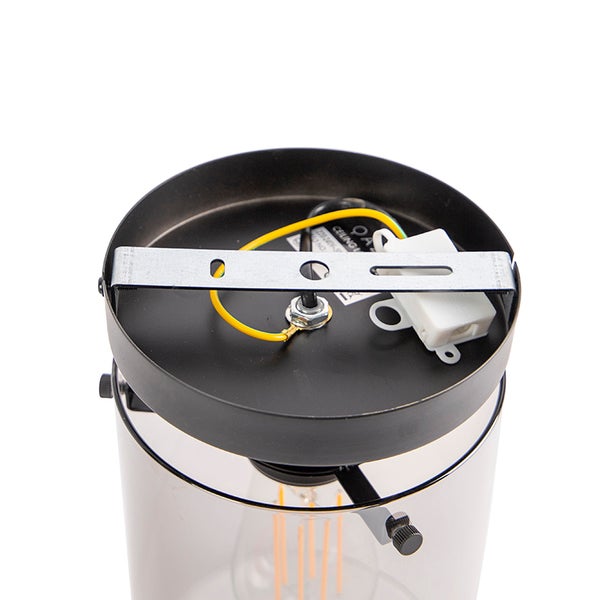 Detailansicht der Deckenbefestigung einer Deckenleuchte.