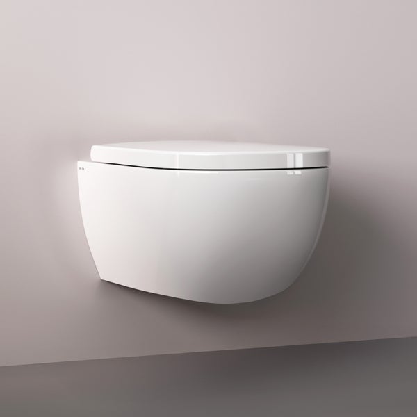 Wand-WC aus Keramik in Weiß mit passendem Toilettendeckel.