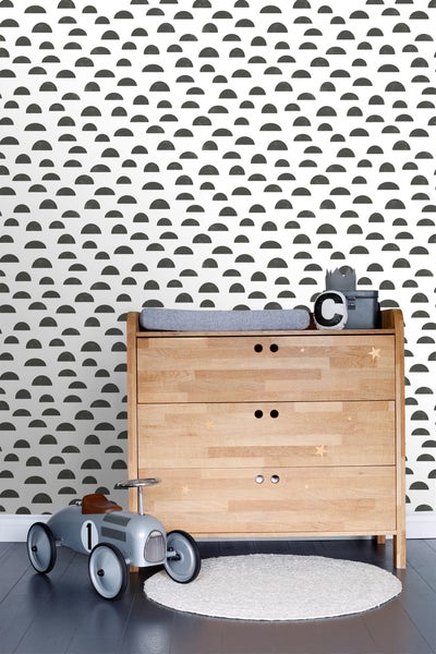 Kinderzimmer mit Kommode, Wickelauflage, Spielzeugauto und Halbkreis-Tapete
