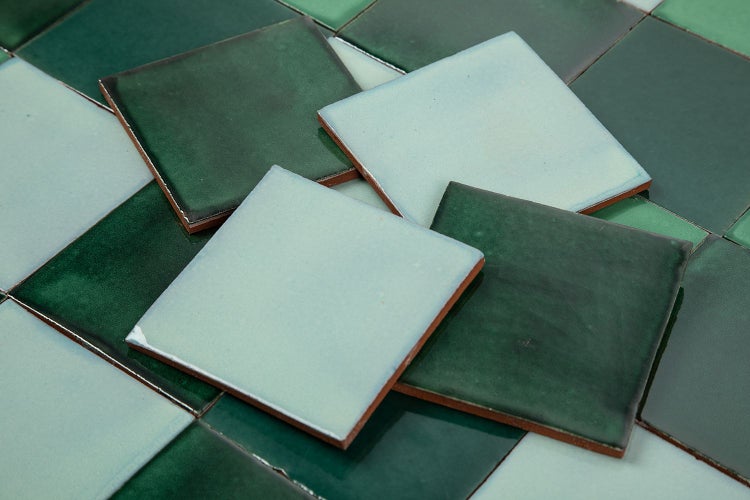 Fliesen in Grün- und Blautönen