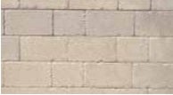 Mauersteine aus Beton mit strukturierter Oberfläche im versetzten Verband.
