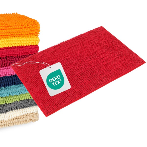 Rote Badematte aus Mikrofaser-Chenille, OEKO-TEX Siegel für schadstoffgeprüfte Textilien, Stapel verschiedenfarbiger Matten.