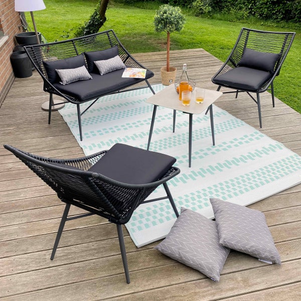 Modernes Garten-Lounge-Set aus schwarzem Seilgeflecht mit Sofa, zwei Sesseln und Tisch auf einer Holzterrasse mit Outdoorteppich.