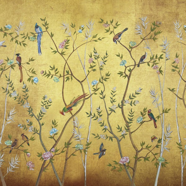 Tapete mit Vogel-, Blumen- und Baumdesign auf goldenem Hintergrund