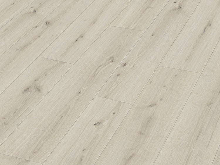 Laminatboden in Eichenoptik mit strukturierter Holzmaserung und Astlöchern in verlegter Ansicht.