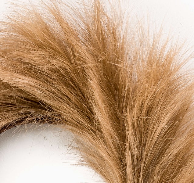 Nahaufnahme eines braunen Kranzes aus feinen Halmen in Pampasgras Optik