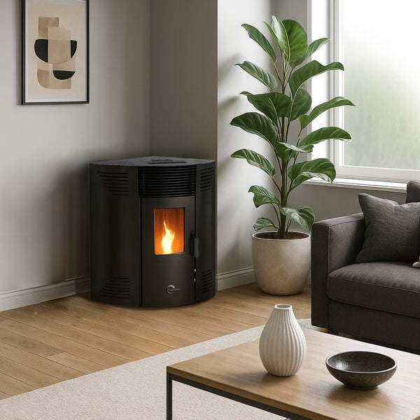 Schwarzer Pelletofen mit Flamme in modernem Wohnzimmer mit Holzfußboden, großer Zimmerpflanze, Sofa und Couchtisch.