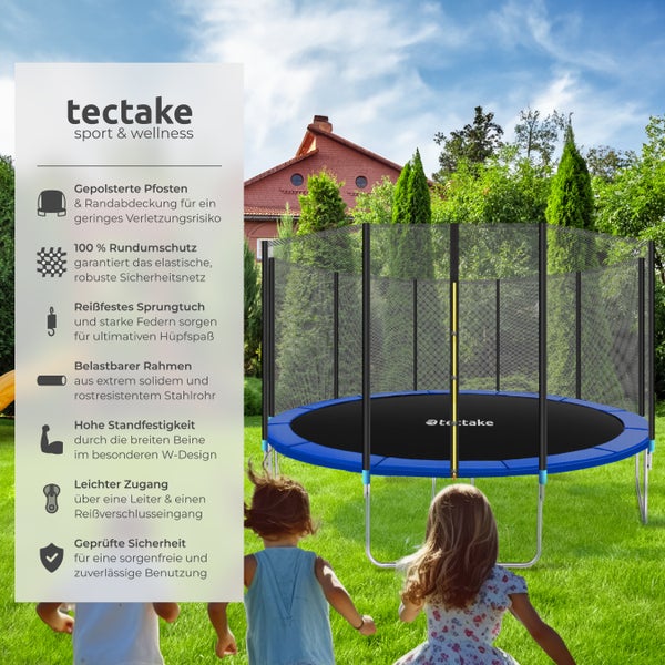 Blaues Gartentrampolin mit Sicherheitsnetz und Kindern im Garten
