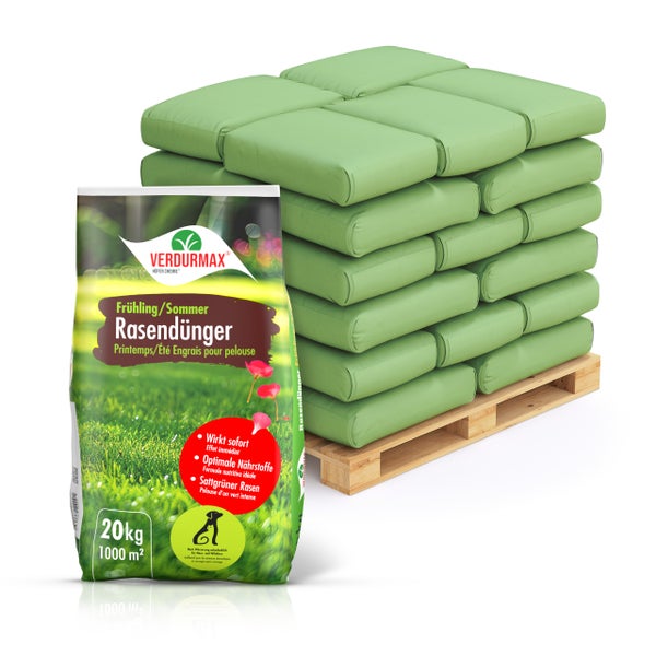 Packung Frühlings- und Sommer-Rasendünger mit einem Stapel Düngersäcke auf einer Palette