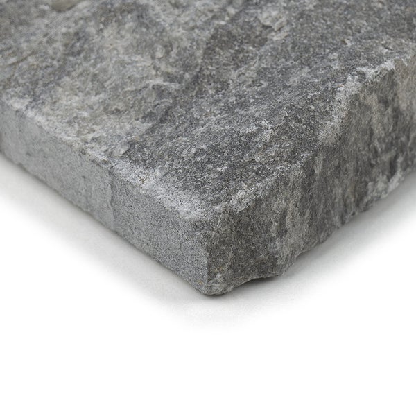 Naturstein Riemchen mit rauer Oberfläche als Wandverkleidung