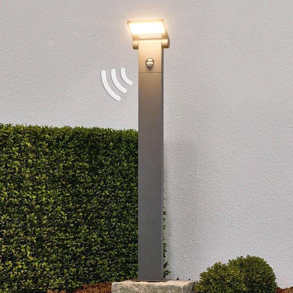 Lucande LED Außenleuchte Marius mit Bewegungsmelder (spritzwassergeschützt (Modern) in Alu aus Aluminium (1 flammig, ) - Wegeleuchte Pollerleuchte Wegelampe Sockelleuchte